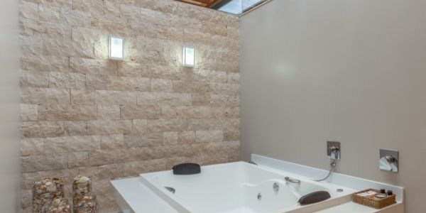 Travertino Natural: Elegancia Atemporal para tu Espacio
